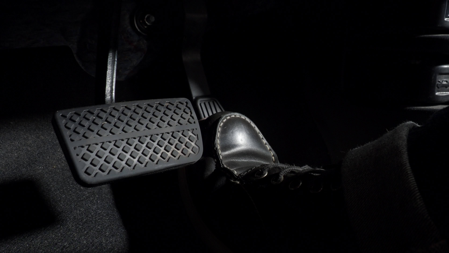 What to do if your accelerator sticks – Dynasty Auto Body, Inc.